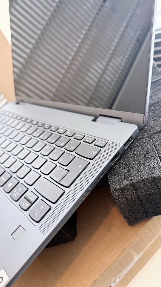 Lenovo IdeaPad 5 2-in-1 Ryzen AI 7 right-side view highlighting the built-in speaker grille and USB-A port on the silver aluminum chassis