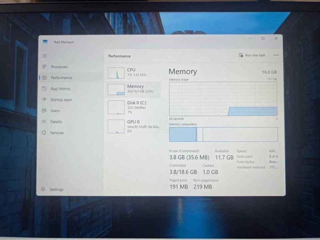 Samsung Galaxy Book 4 Intel Core i7 Windows 11 Task Manager showing Memory
Performance tab with 16GB total RAM, 4.0GB in use (25%), 11.7GB available,
speed at 4266MHz, 8 of 8 memory slots used, NVMe SSD at 1% disk usage,
idle performance benchmark test.